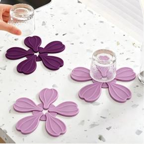 Detachable flower-shaped silicone mat, reusable heat-resistant pad, suitable for tableware, cookware and teapots.